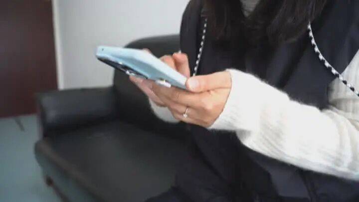 扬州一女子刷短视频惹祸：偷偷去银行取了6万现金<strong></p>
<p>共链币</strong>，结果……