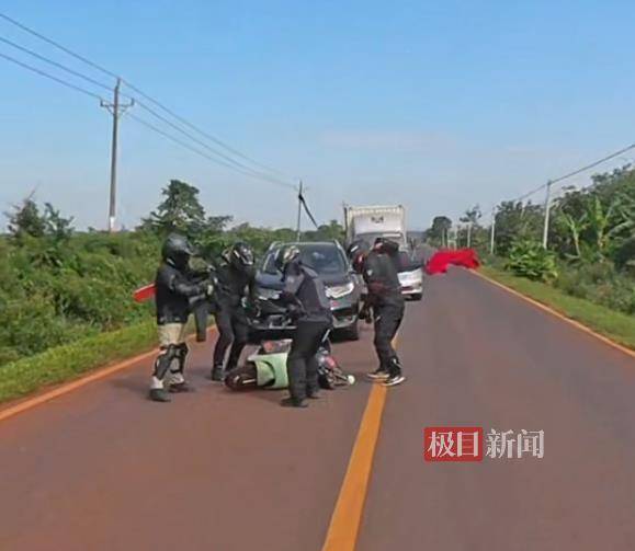 海南一女子被野蜂围攻躲进电动车挡风被<strong></p>
<p>网络币交易</strong>,5名摩友挥舞衣服施救