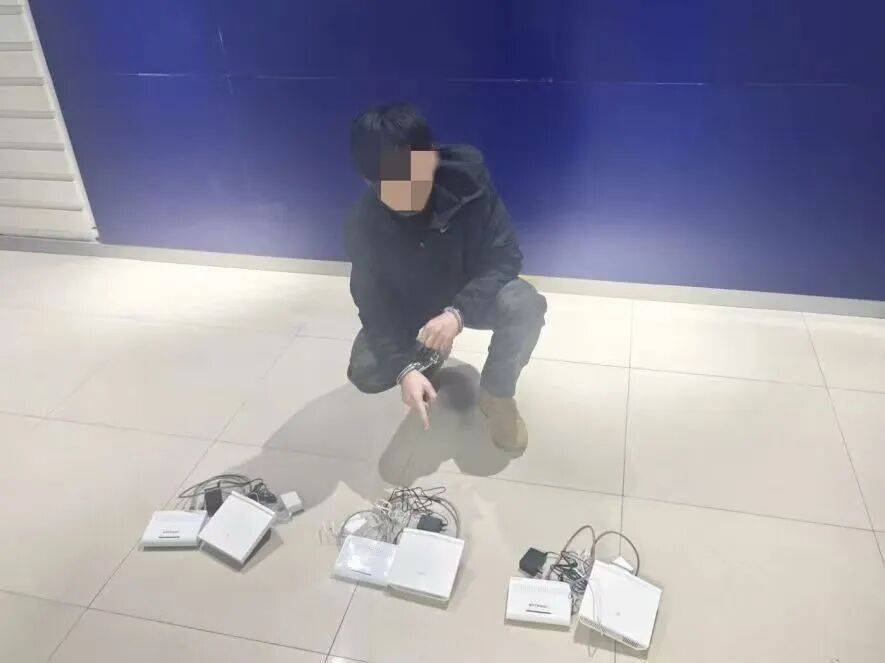 太可怕<strong></p>
<p>币圈营销</strong>!呼和浩特一酒店客房内惊现“神秘”白色可疑设备!竟然是…