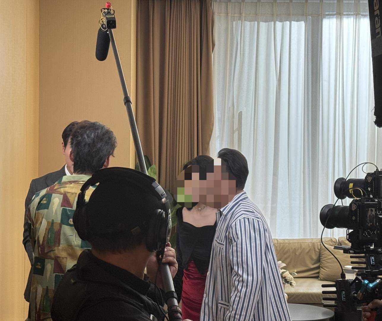 日薪300元招特约演员<strong></p>
<p>金元币</strong>,进组拍戏先交近万元集训费?业内人士揭短剧演员招募利益链