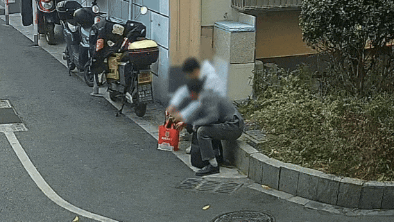 上门取走19万元<strong></p>
<p>在线交易</strong>,杭州一西装革履“金融专员”被抓!在高速服务区被抓,车上塞满现金