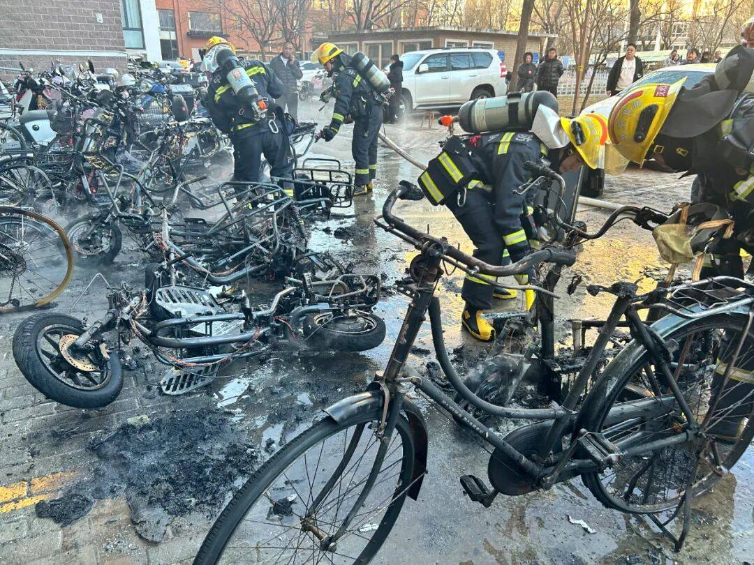 天通苑一天两起电动车火情，突然着火忒吓人丨有事儿@新京报