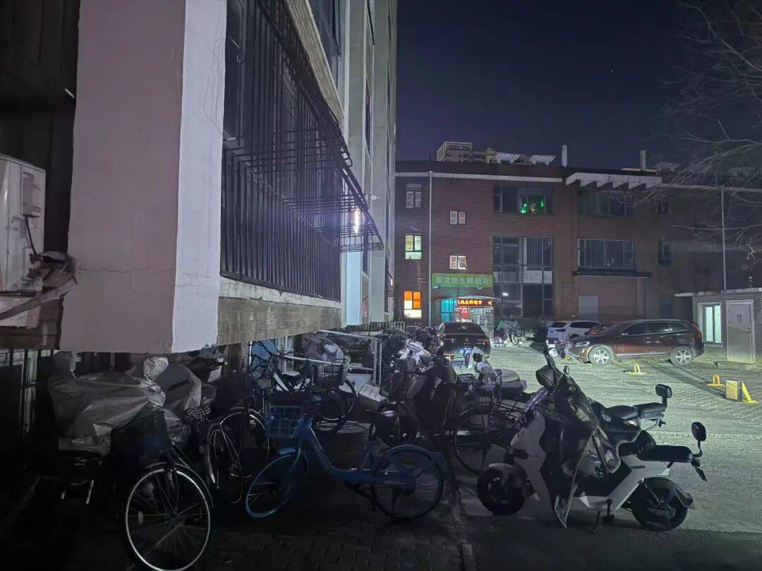 天通苑一天两起电动车火情<strong></p>
<p>在线交易</strong>,突然着火忒吓人丨有事儿@新京报