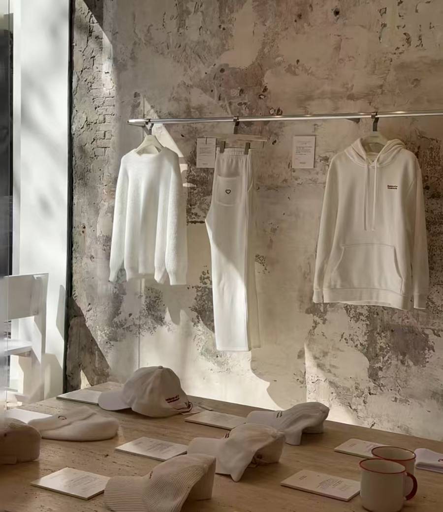 法国人在上海开店<strong></p>
<p>蜜蜂币</strong>，只卖白色衣服竟然火了丨上海滩上洋掌柜