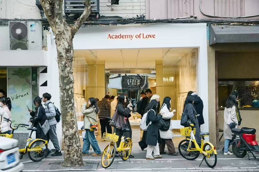 法国人在上海开店<strong></p>
<p>蜜蜂币</strong>，只卖白色衣服竟然火了丨上海滩上洋掌柜