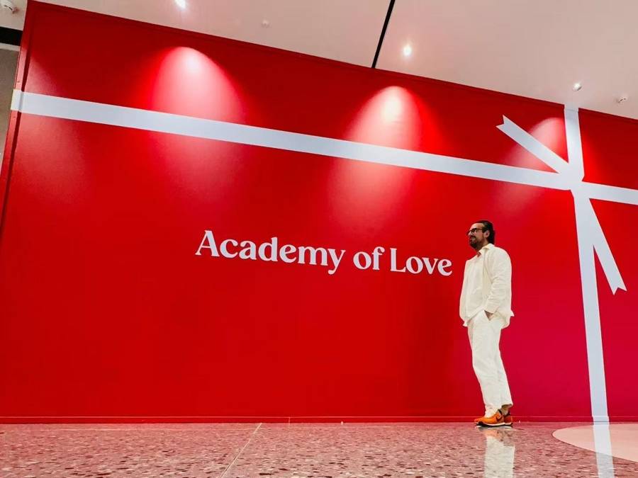 法国人在上海开店<strong></p>
<p>蜜蜂币</strong>，只卖白色衣服竟然火了丨上海滩上洋掌柜