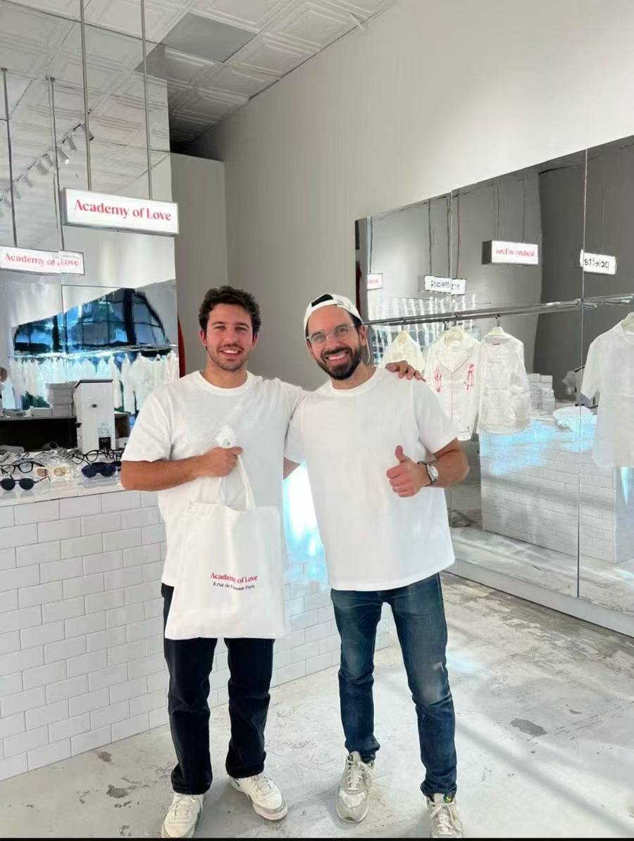 法国人在上海开店<strong></p>
<p>蜜蜂币</strong>，只卖白色衣服竟然火了丨上海滩上洋掌柜