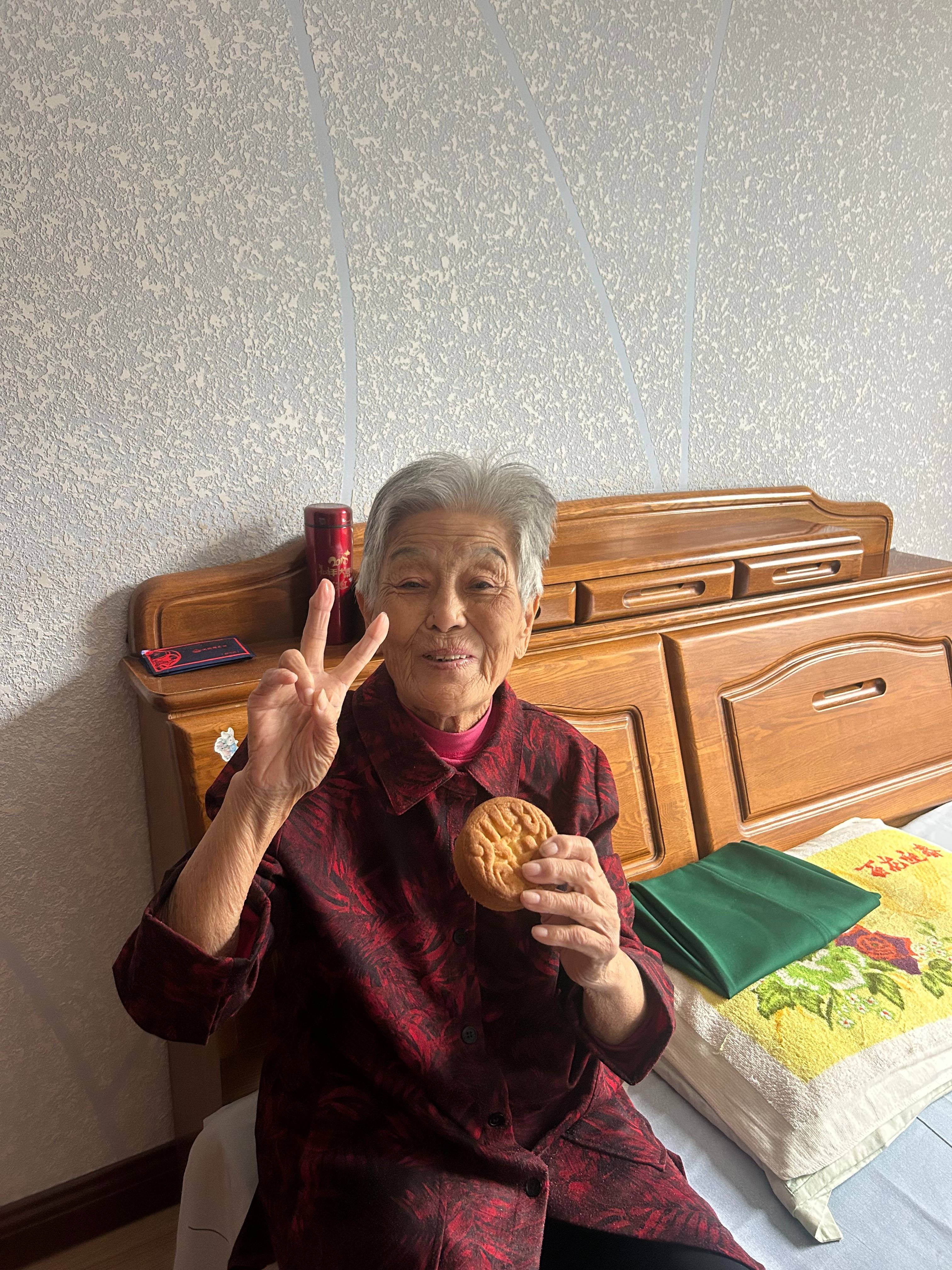 女子晒照对比奶奶自爷爷去世9个月后变化:再也不是时髦的老太太了<strong></p>
<p>蜜蜂币</strong>,评论区泪目