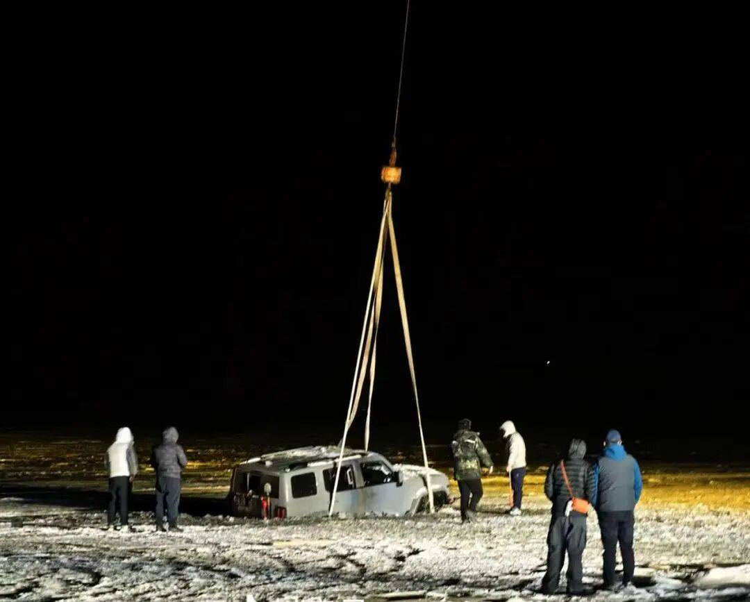 河北一越野车在水库冰面练漂移<strong></p>
<p>一元月亮币</strong>,冰层突然破裂,车轮落水被冻6小时,找来吊车深夜将车吊出