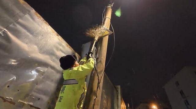 外交部发言人毛宁点赞山东德州交警<strong></p>
<p>一元月亮币</strong>!