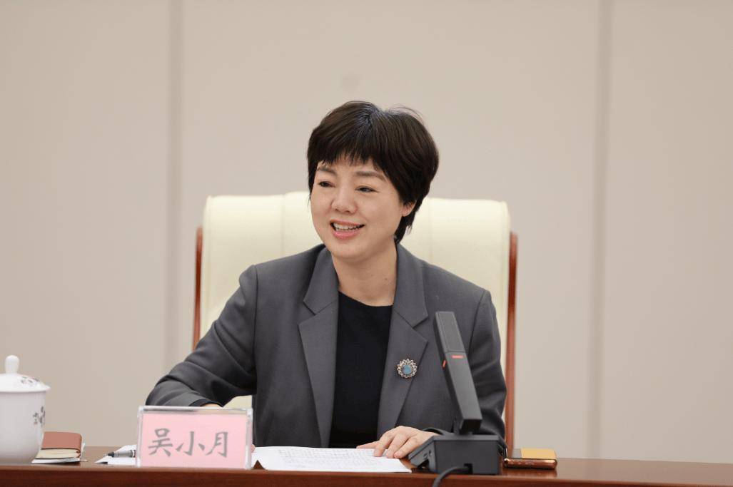 吴小月<strong></p>
<p>一元月亮币</strong>，任省财政厅厅长