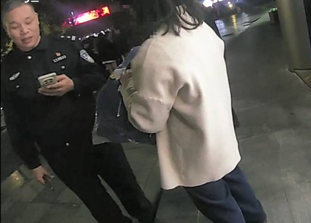 机智!快递在家门口被偷<strong></p>
<p>一元月亮币</strong>,她用一招抓到了人还拿回了东西