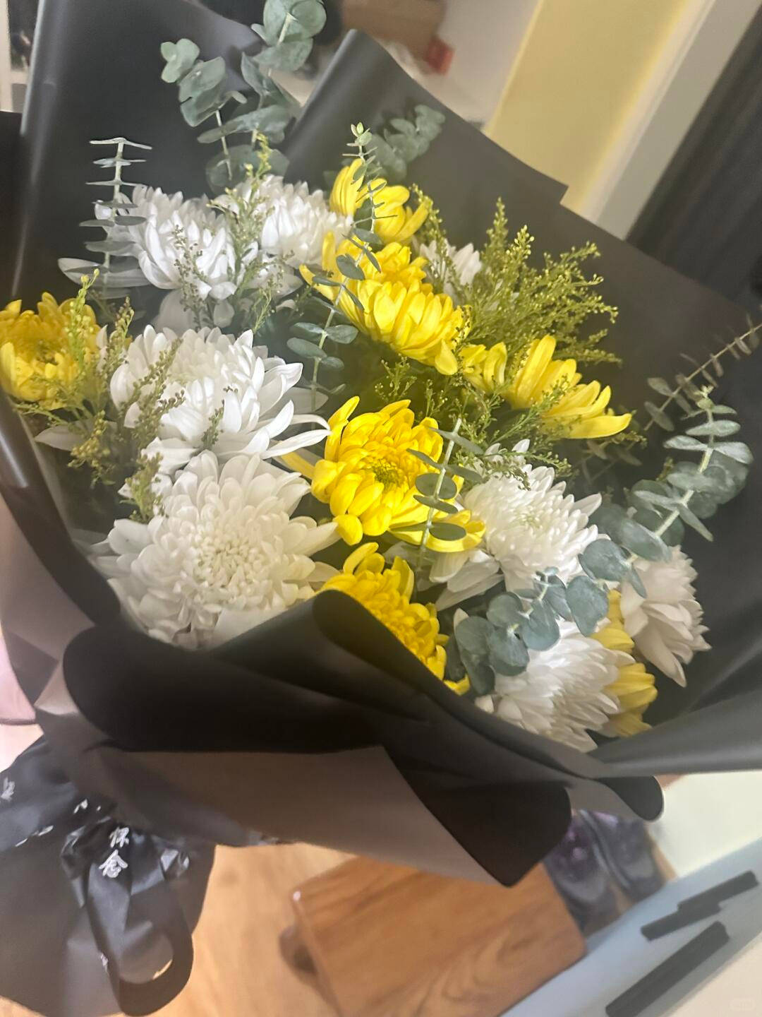 上海高中生买99朵康乃馨为母亲庆生<strong></p>
<p>炒币大师</strong>,却收到菊花写着“缅怀逝者”,店家:骑手送错了