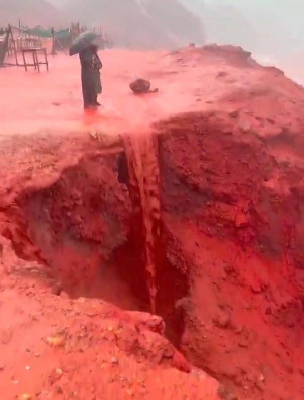 罕见！伊朗霍尔木兹岛遭遇强降雨<strong></p>
<p>ela币行情</strong>，部分海域变成“血色海洋”