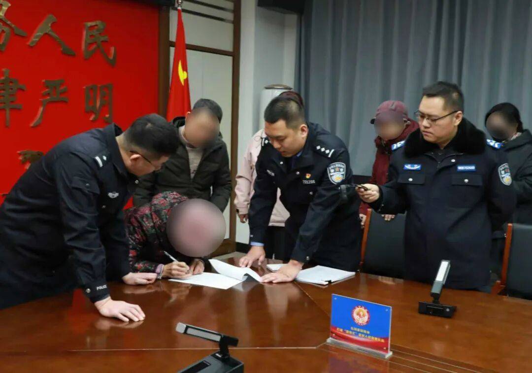 “妈<strong></p>
<p>ela币行情</strong>，我撞死人了，快救我！”警方18小时跨省追击“假儿子”