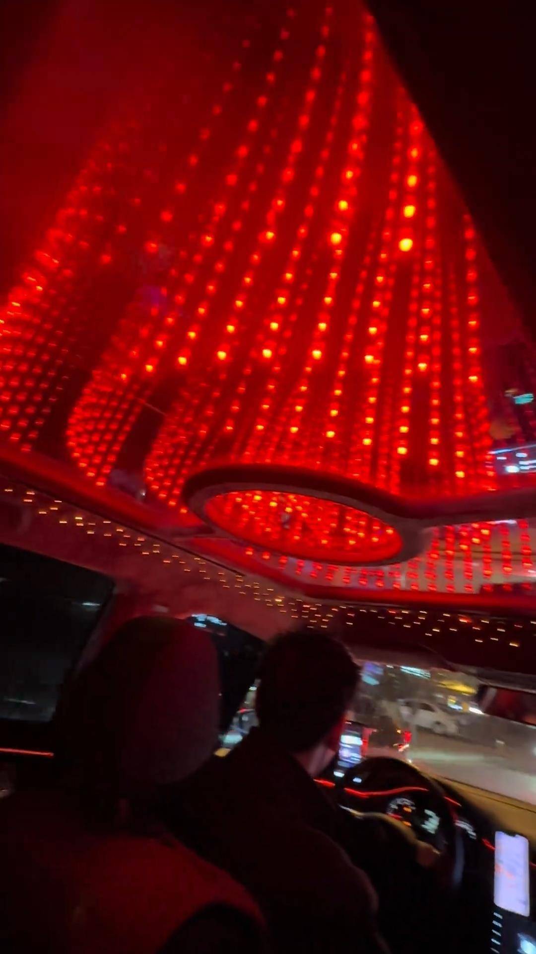 长春一女子打车遇“最炫出租车”<strong></p>
<p>海南欧亚币</strong>，车顶被改装为绚丽星空顶，网友：打车竟然打到了移动KTV