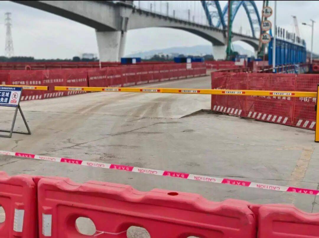 致一家五口死亡！广东江门一施工栈桥发生汽车坠河事件<strong></p>
<p>澳链币</strong>，事件原因调查和善后工作正在进行中