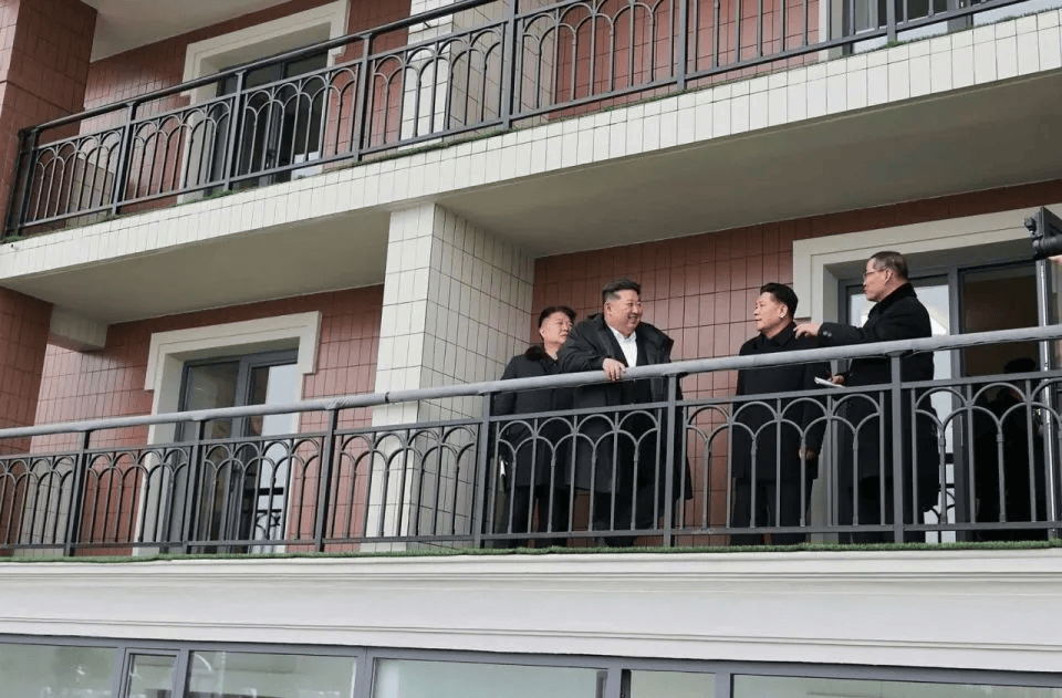 朝鲜“万套住宅”震撼亮相<strong></p>
<p>看币圈</strong>，金正恩莅临现场指导感叹：潮流之作