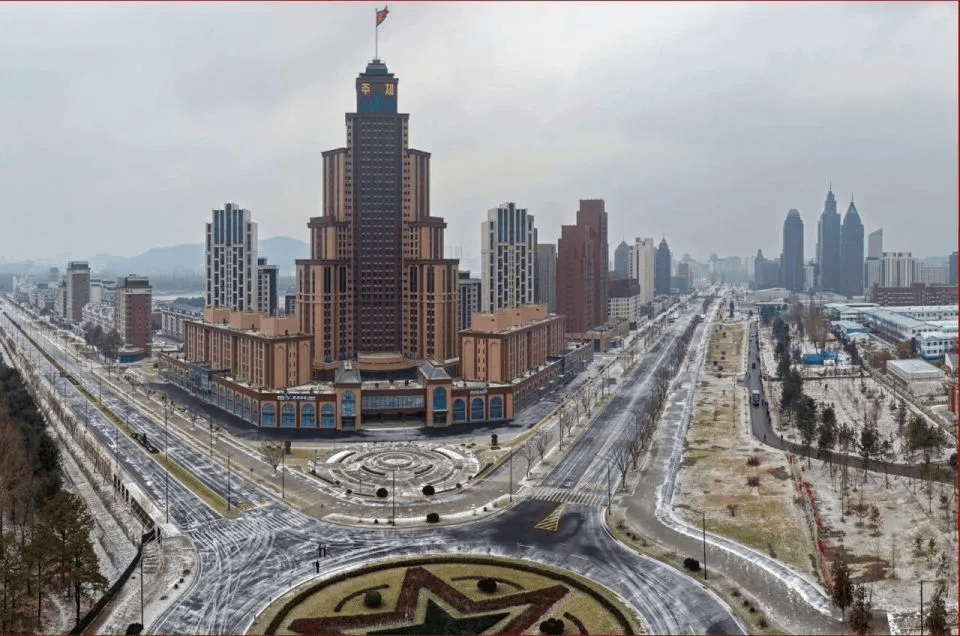 朝鲜“万套住宅”震撼亮相<strong></p>
<p>看币圈</strong>，金正恩莅临现场指导感叹：潮流之作