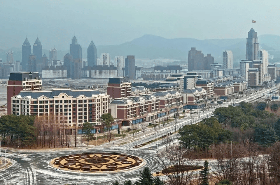 朝鲜“万套住宅”震撼亮相<strong></p>
<p>看币圈</strong>，金正恩莅临现场指导感叹：潮流之作