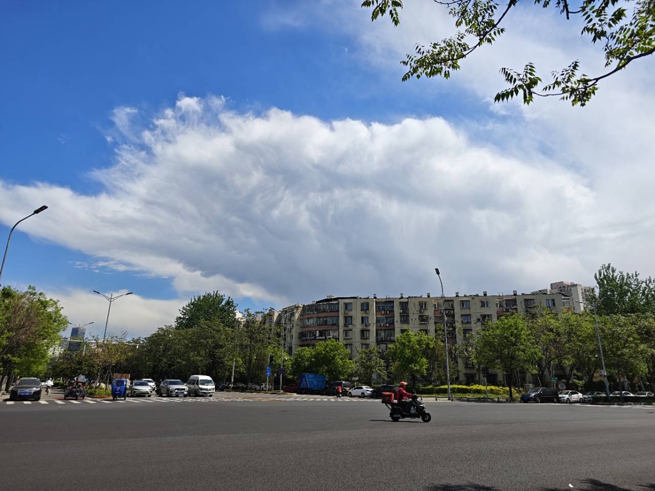 出现“雨幡”奇景<strong></p>
<p>币天交易</strong>，北京今天的云像“天空之城”