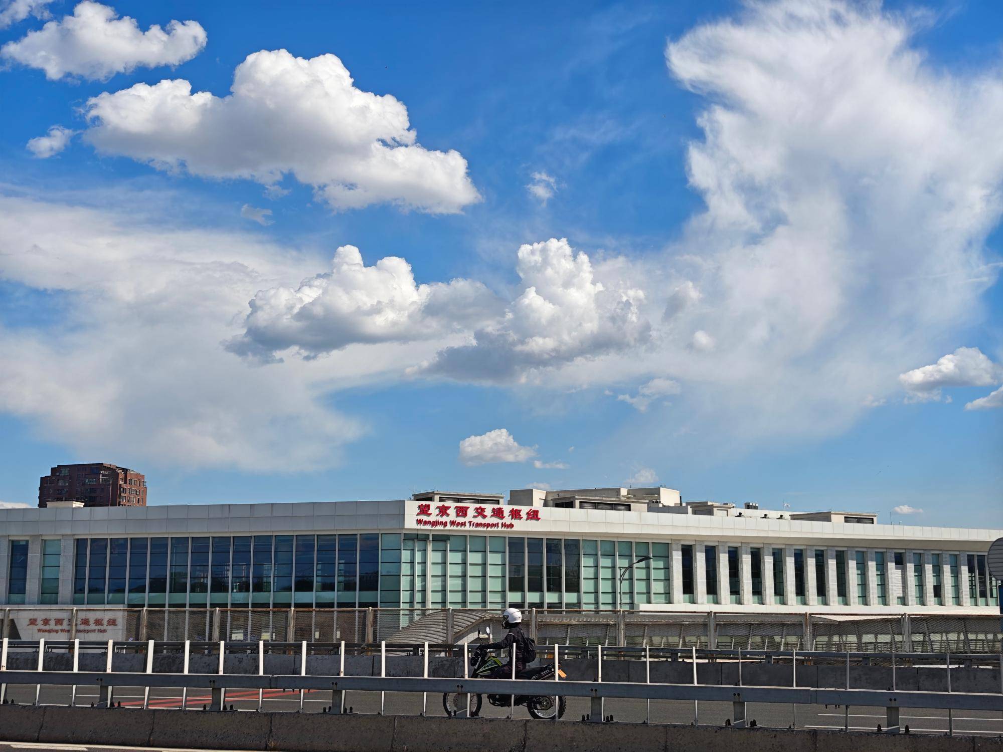 出现“雨幡”奇景<strong></p>
<p>币天交易</strong>，北京今天的云像“天空之城”
