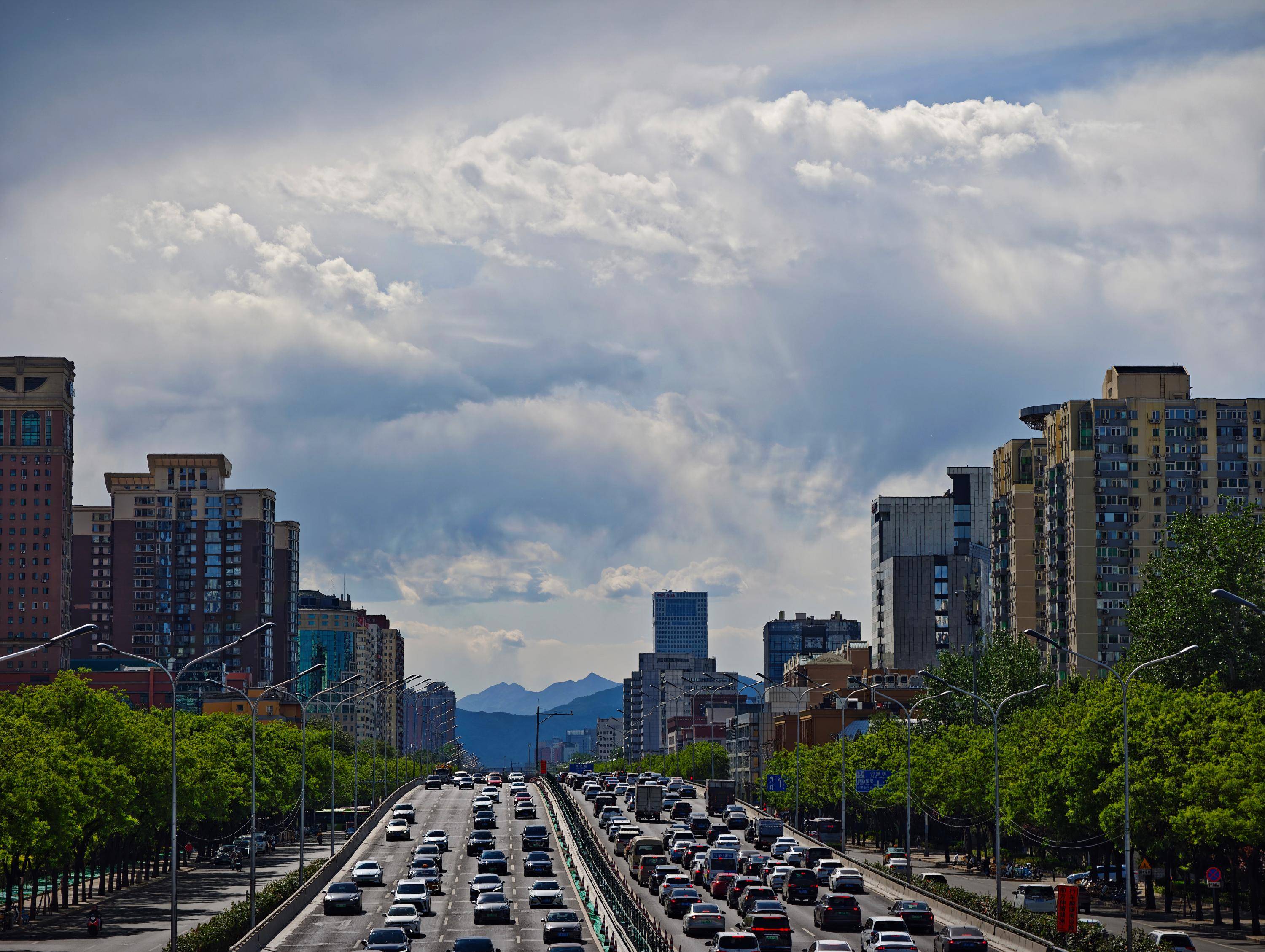 出现“雨幡”奇景<strong></p>
<p>币天交易</strong>，北京今天的云像“天空之城”