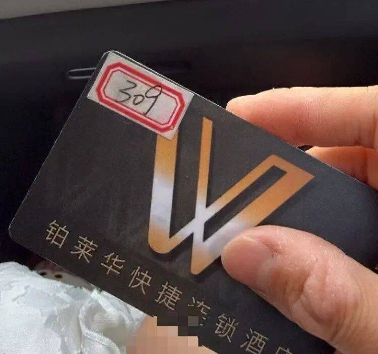 20多岁女子住酒店洗浴后未着衣物<strong></p>
<p>水币网</strong>，遭中年男子使用总房卡打开房门，酒店回应