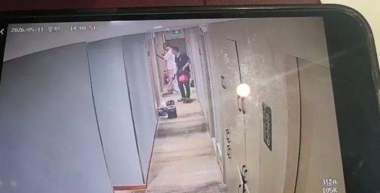 20多岁女子住酒店洗浴后未着衣物<strong></p>
<p>水币网</strong>，遭中年男子使用总房卡打开房门，酒店回应