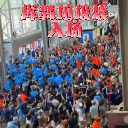 日本球迷挥舞垃圾袋入场，在世界杯赛后捡垃圾，被本国民众批评“出国作秀”：也请捡捡涩谷街头的垃圾吧