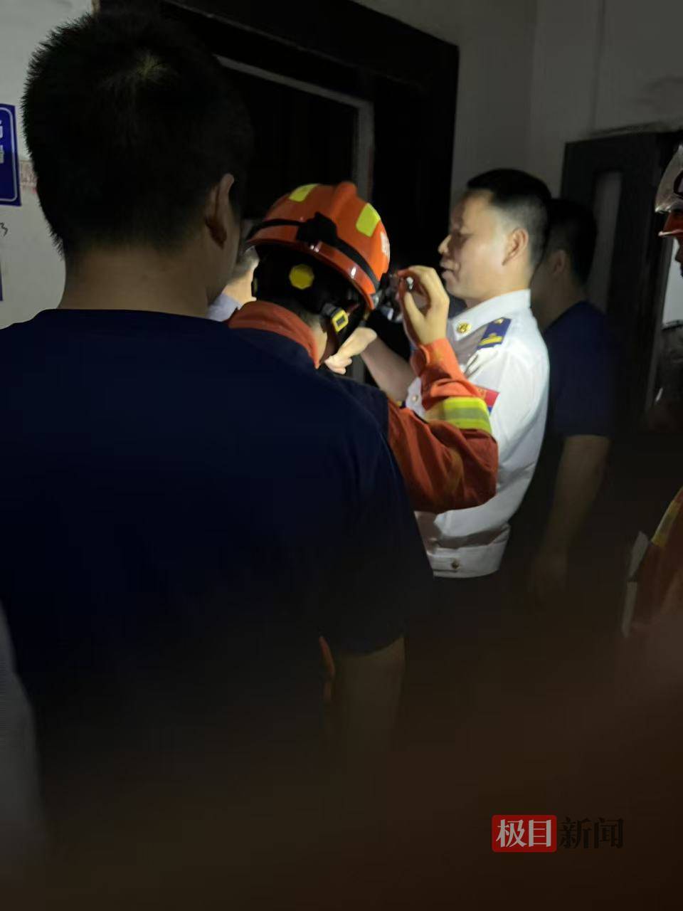 永州一小区发生电梯故障致多人被困，一名49岁女子跳出轿厢时坠亡，家属质疑物业保安打开轿厢违规操作