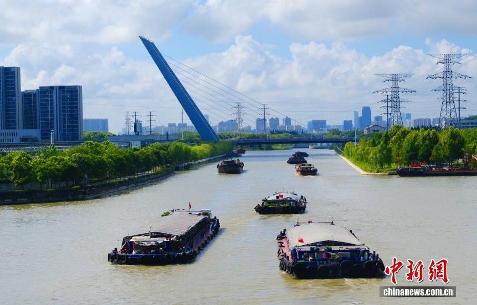 江苏苏州:京杭大运河水位回落 再现输运繁忙景象