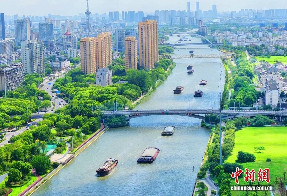 江苏苏州:京杭大运河水位回落 再现输运繁忙景象