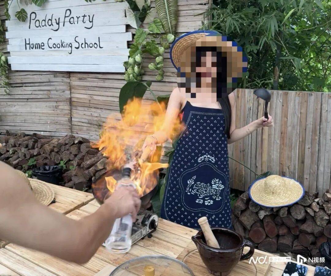 火焰瞬间上蹿！工作人员往锅里直接倒酒，致女子双手烧伤，涉事店家停业