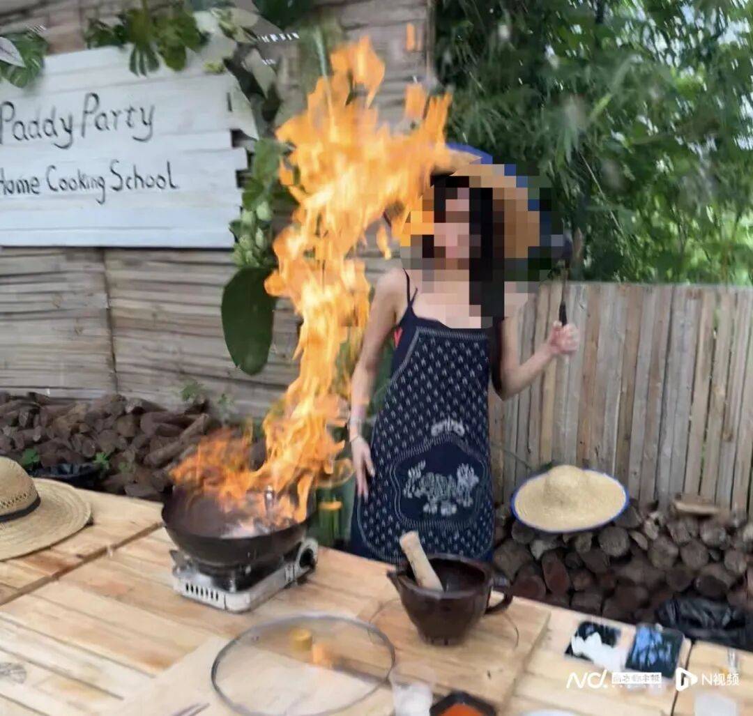 火焰瞬间上蹿！工作人员往锅里直接倒酒<strong></p>
<p>比特币</strong>，致女子双手烧伤，涉事店家停业
